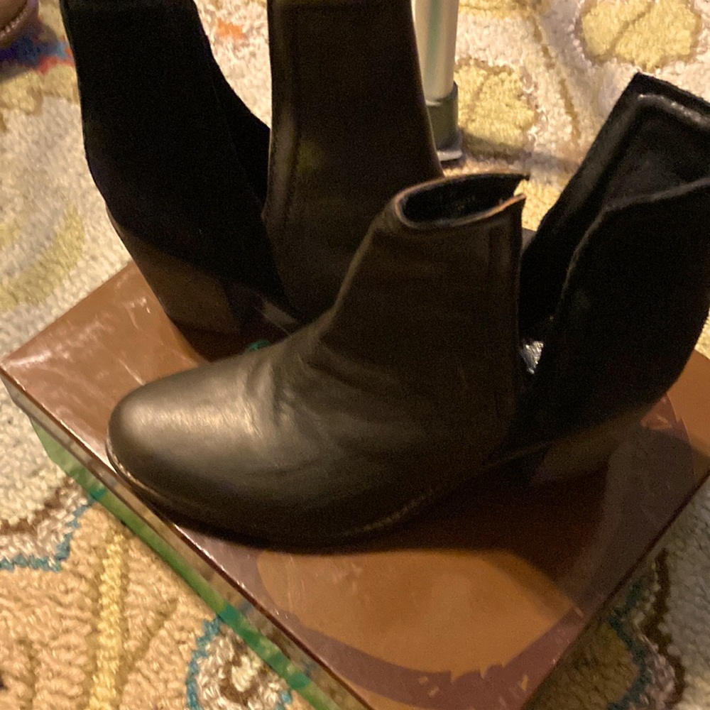 DIBA.True leather/suede ankle boot  2 1/2 block heel